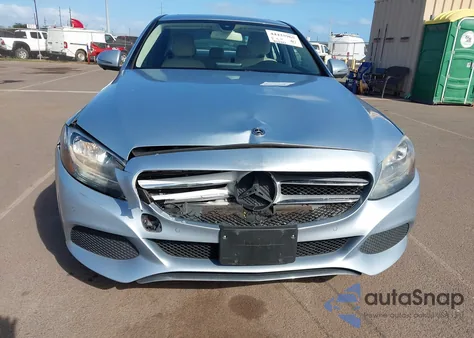 2018 Mercedes-Benz C 300 z USA, uszkodzony, nr VIN 55SWF4JB1JU234570